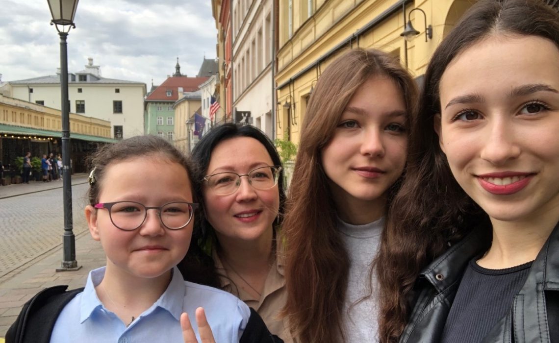 Ukrainian refugee mom and her three daughters